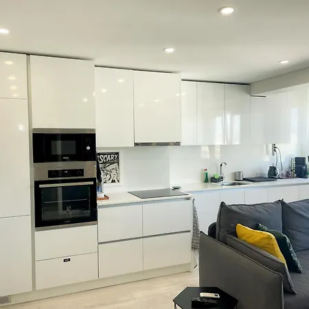 Airport Apartment *
